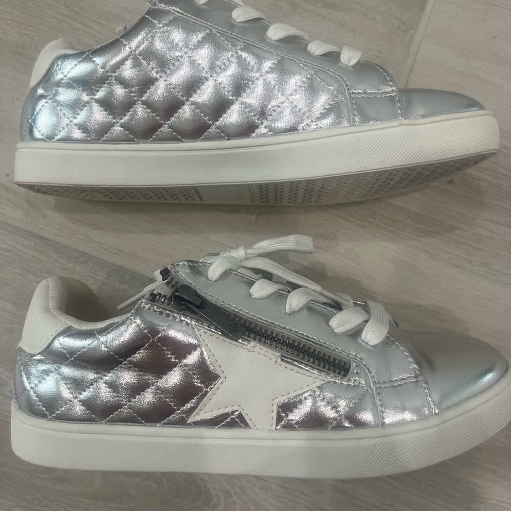 Nina Ibby quilted silver kids sneakers size 4M